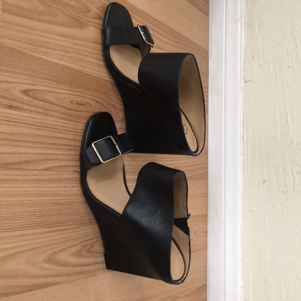 Black wedges
